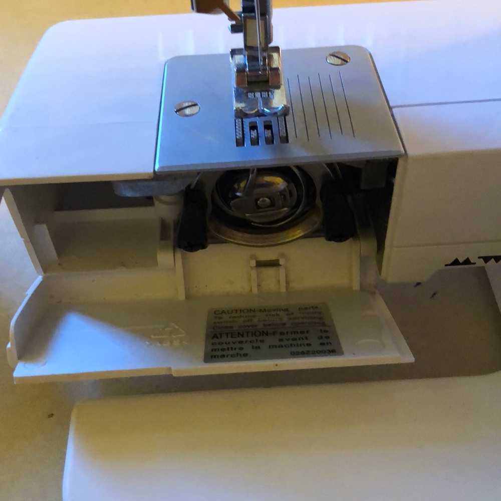 Singer Sewing Machine - Picture 6 of 7